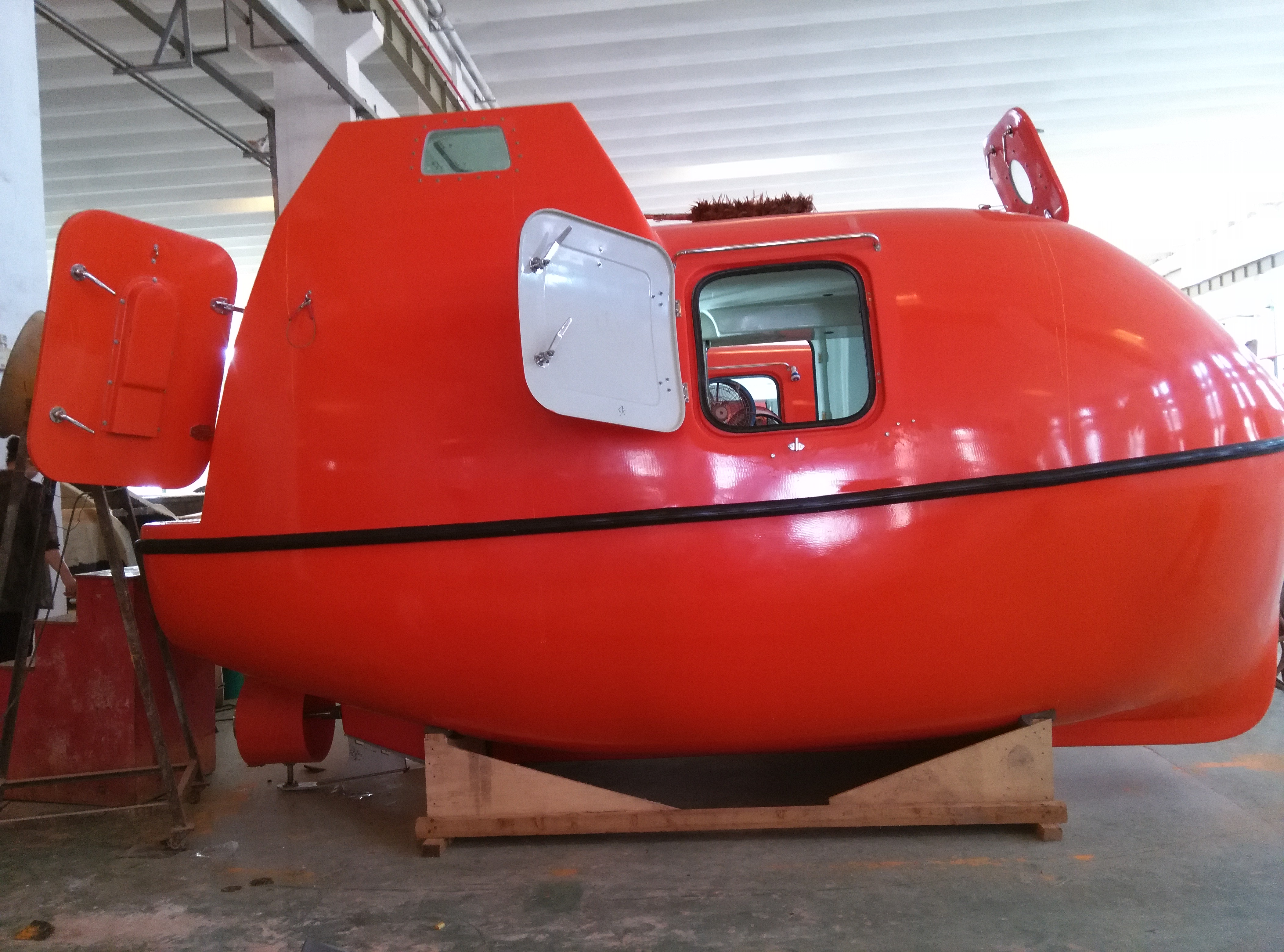 lifeboat, totally enclosed lifeboat